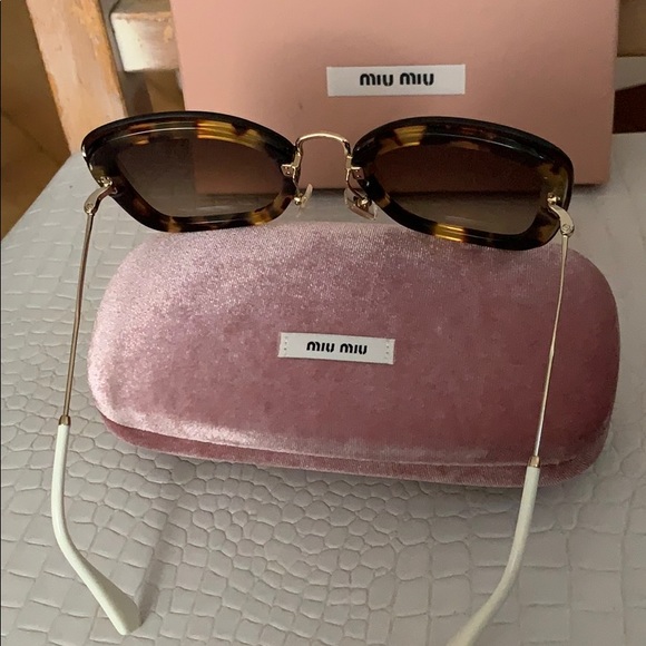 🎁NEW MIU MIU SUNGLASSES - Picture 3 of 8